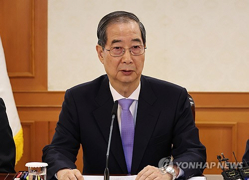 한덕수 대통령 권한대행 국무총리가 24일 정부서울청사에서 국무위원간담회를 주재하고 있다. [연합뉴스]